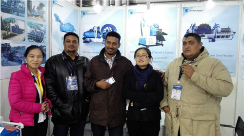 與客戶合影留念